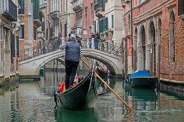 Gondelvaart op een klein kanaal in Venetië van t.ART