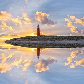 Leuchtturm mit perfekter Reflektion. von Justin Sinner Pictures ( Fotograaf op Texel)