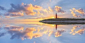 Leuchtturm mit perfekter Reflektion. von Justin Sinner Pictures ( Fotograaf op Texel)