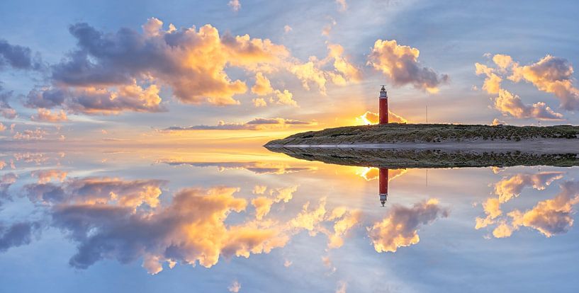 Vuurtoren met perfecte reflectie. van Justin Sinner Photography ( Fotograaf op Texel)