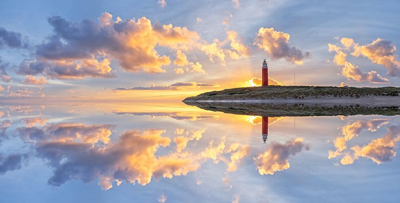 Leuchtturm mit perfekter Reflektion. von Justin Sinner Pictures ( Fotograaf op Texel)