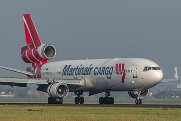 Die schöne MD-11 von Martinair Cargo (die PH-MCR) ist gerade auf der Polderbaan gelandet. von Jaap van den Berg