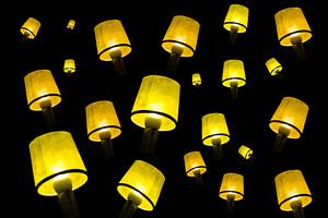lampionnen in de lucht