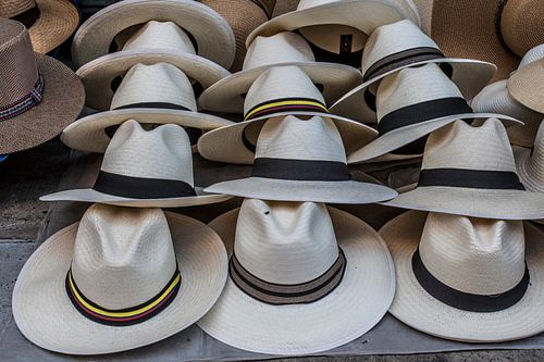Witte Panama hoeden te koop op een markt in Colombia, Zuid-Amerika
