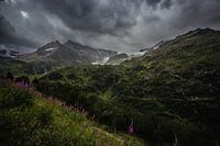 des nuages noirs en haut de la montagne.