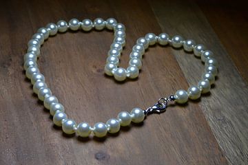 Perlenkette auf einem Tisch