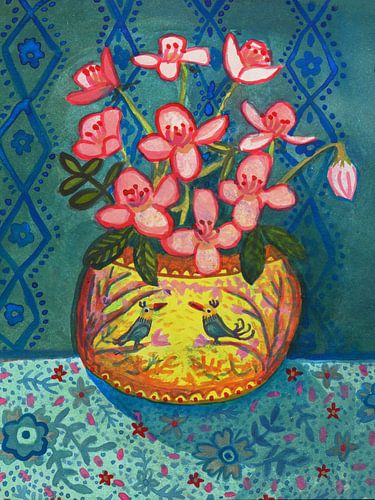 Nature morte aux couleurs pastel avec vase oriental de fleurs jaunes, oiseaux et fleurs roses