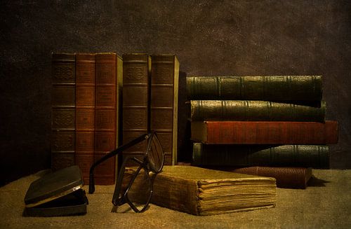 Stilleven met oude gebonden boeken