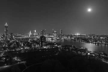 De skyline van Rotterdam met een verlichte Feyenoord Stadion De Kuip tijdens de klassieker in z/w van MS Fotografie | Marc van der Stelt