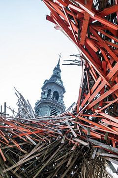 Moderne kunst omringt oude kerktoren van Wouter Pinkhof