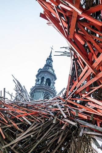 L'art moderne entoure le clocher d'une ancienne église