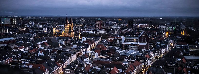 Avond Stadsuitzicht centrum Roermond Limburg Nederland van Margriet Cloudt