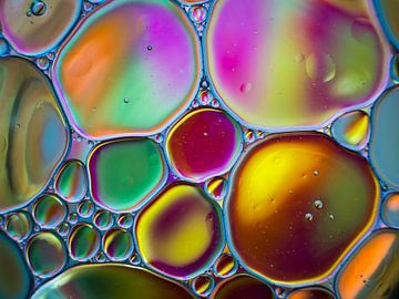 Abstracte Fotografie - Olie op Water in diverse kleuren van Art By Dominic