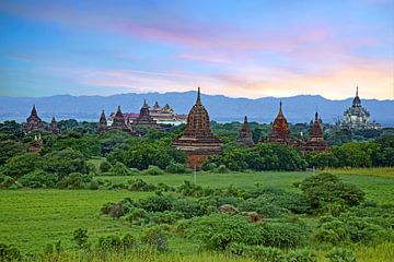 Gezicht op Boeddhistische tempels in Bagan Myanmar Azië van Eye on You