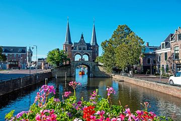 De historische waterpoort in Sneek in Friesland Nederland van Eye on You