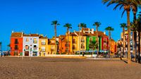 Façades ensoleillées de Villajoyosa. Maisons en bord de mer.