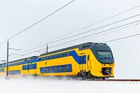 Intercity-Zug fährt durch den Schnee
