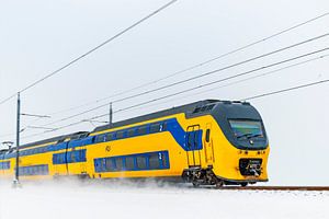 Intercity-Zug fährt durch den Schnee