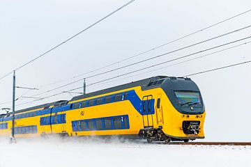 Intercity trein rijdend door de sneeuw van Sjoerd van der Wal
