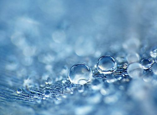 Two Blues (Twee druppels in denim blauw) van Caroline Lichthart