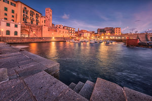 Der alte Hafen von Piombino zur blauen Stunde mit Fischerbooten, Italien
