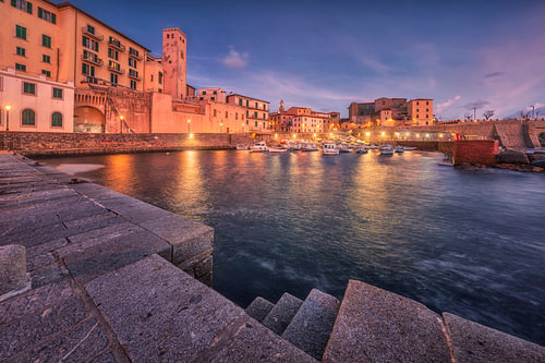 Der alte Hafen von Piombino zur blauen Stunde mit Fischerbooten, Italien von Stefano Orazzini