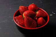 frische Erdbeeren in einer rot-schwarzen Schale von Babetts Bildergalerie Miniaturansicht
