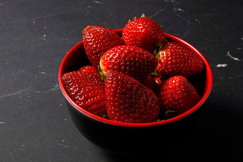 frische Erdbeeren in einer rot-schwarzen Schale von Babetts Bildergalerie