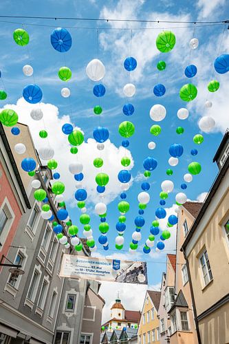 Kleurrijke lantaarns in de Gerberstraße in Kempten
