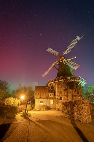 De naam zegt het al: windmolen Aurora onder de noorderlichthemel