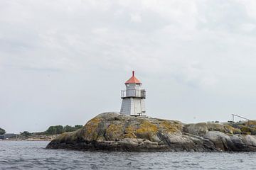 Kleine vuurtoren in Noorwegen van Dorenda van Knegsel