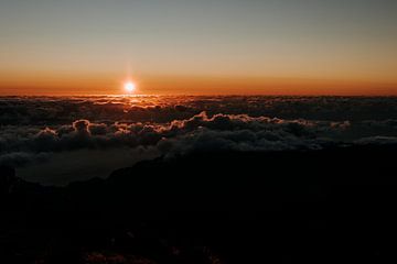 Sonnenaufgang über den Wolken auf dem Gipfel eines Berges von Colinda Riemens