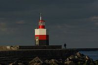 De zon komt op boven de pier van Wijk aan Zee.