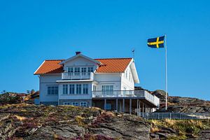 Haus und Fahne auf der Insel Dyrön in Schweden
