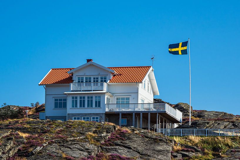 Haus und Fahne auf der Insel Dyrön in Schweden von Rico Ködder