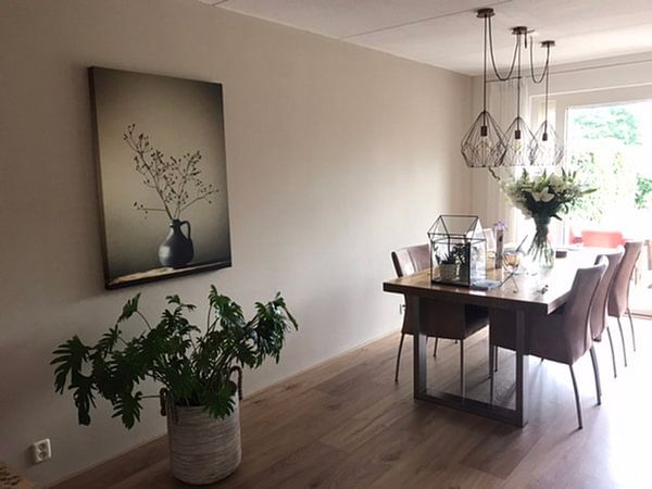 Klantfoto: Blauwe vaas met besjes (gezien bij vtwonen) van Karin Bazuin, op canvas