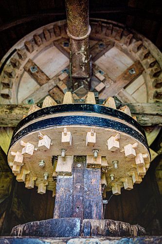 Radar und rotierende Teile einer traditionellen Holzwindmühle zum Mahlen von Getreide und Mehl