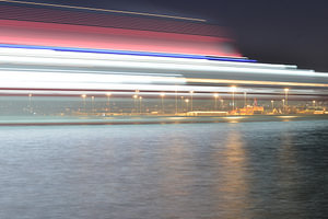 Un bateau fantôme part de nuit du port d'Héraklion