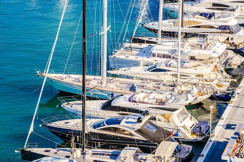 Luxusyachten vor Anker im Yachthafen, Blick von oben von Alex Winter