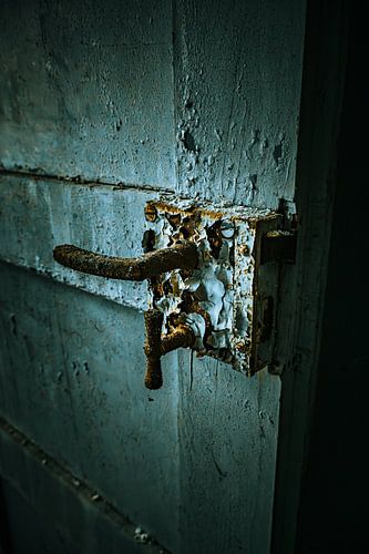 The rusty door handle - transience and decay in a lost place
