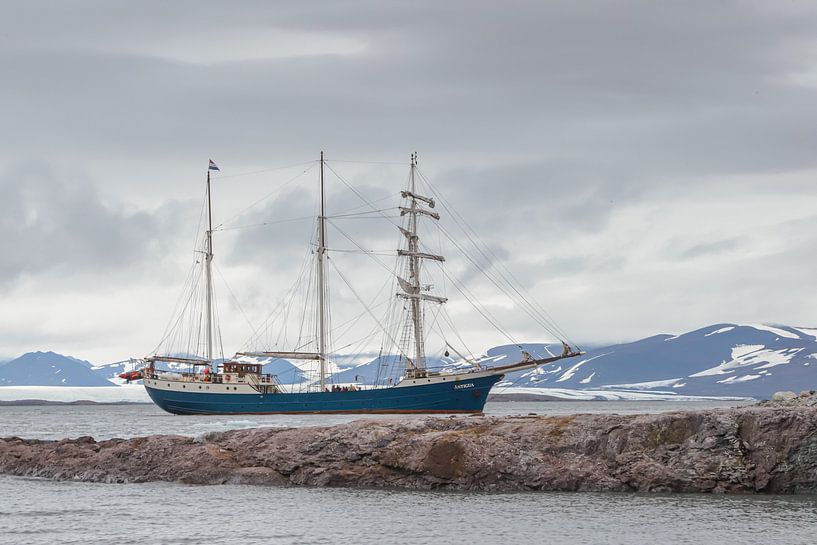 Tall Ship Barquentine Antigua in de wateren rondom Spitsbergen van Menno Schaefer