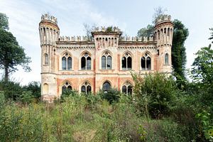 Lieux abandonnés - Le château dans la verdure sur Times of Impermanence