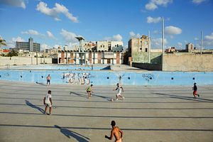 Havanna, Kuba. Verlassener Pool, in dem sich junge Leute zum Skateboarden und Fußball treffen. von Tjeerd Kruse