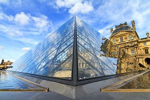 Louvre piramide reflectie van Dennis van de Water