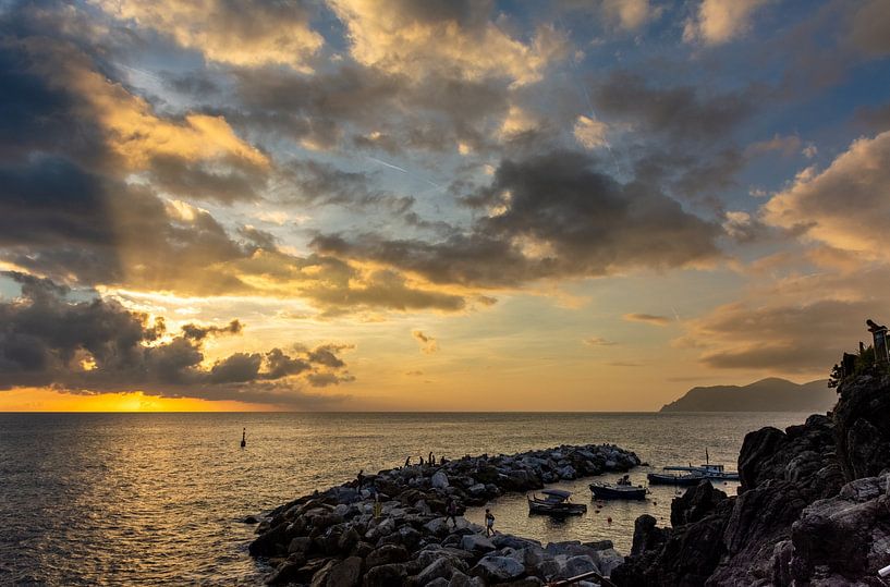 Coucher de soleil sur le port de Riomaggiore par Mark Scholten