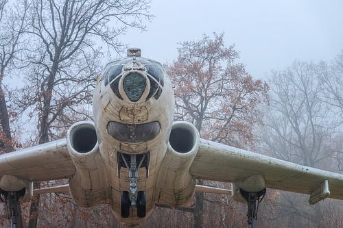 Oekraïne - verlaten gevechtsvliegtuig in de mist
