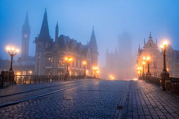 Neblige blue hour in Gent von Luc van der Krabben