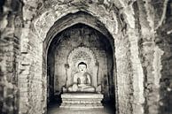 Zittende boeddha in tempelcomplex Bagan Birma Myanmar. van Ron van der Stappen thumbnail