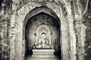 Bouddha assis dans un complexe de temples à Bagan, Birmanie, Myanmar.