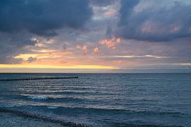 Zonsondergang op het strand van Zingst, romantisch van Martin Köbsch